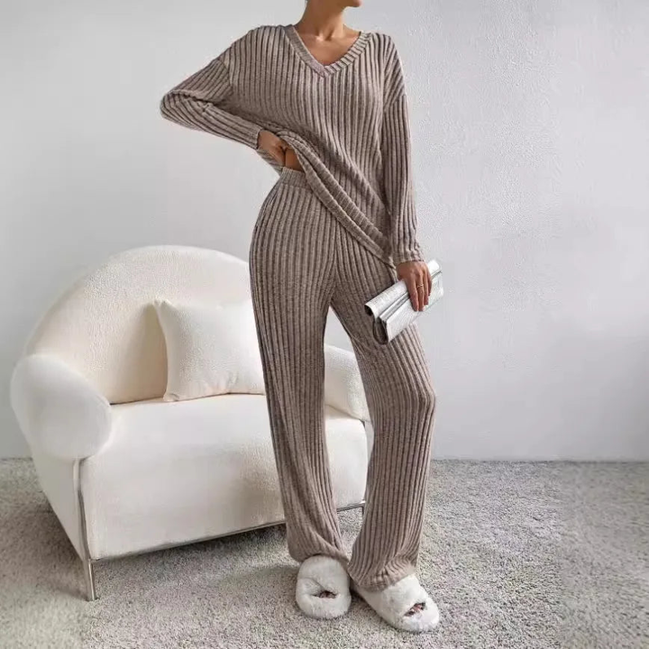 Edina – V-neck and knitted pattern two-piece outfit